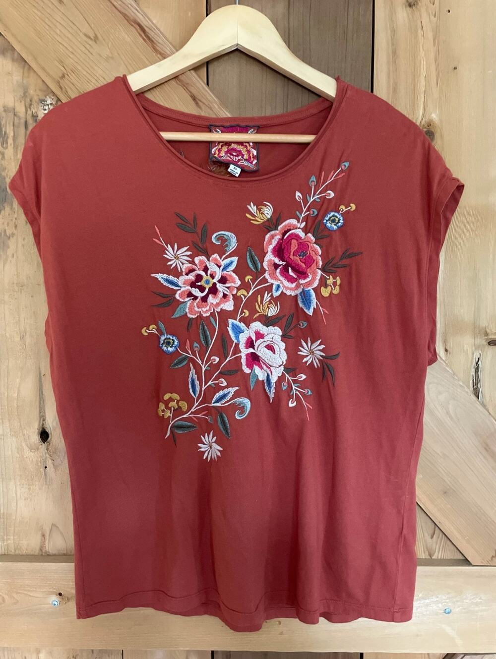 Johnny Was Assa Cap Sleeve Tee XS Rust Floral Embroidered Cotton Top Boho